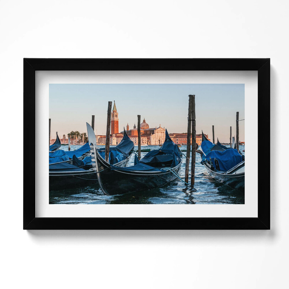 Obraz s rámem dekorativní Benátské gondoly na vodě, Itálie