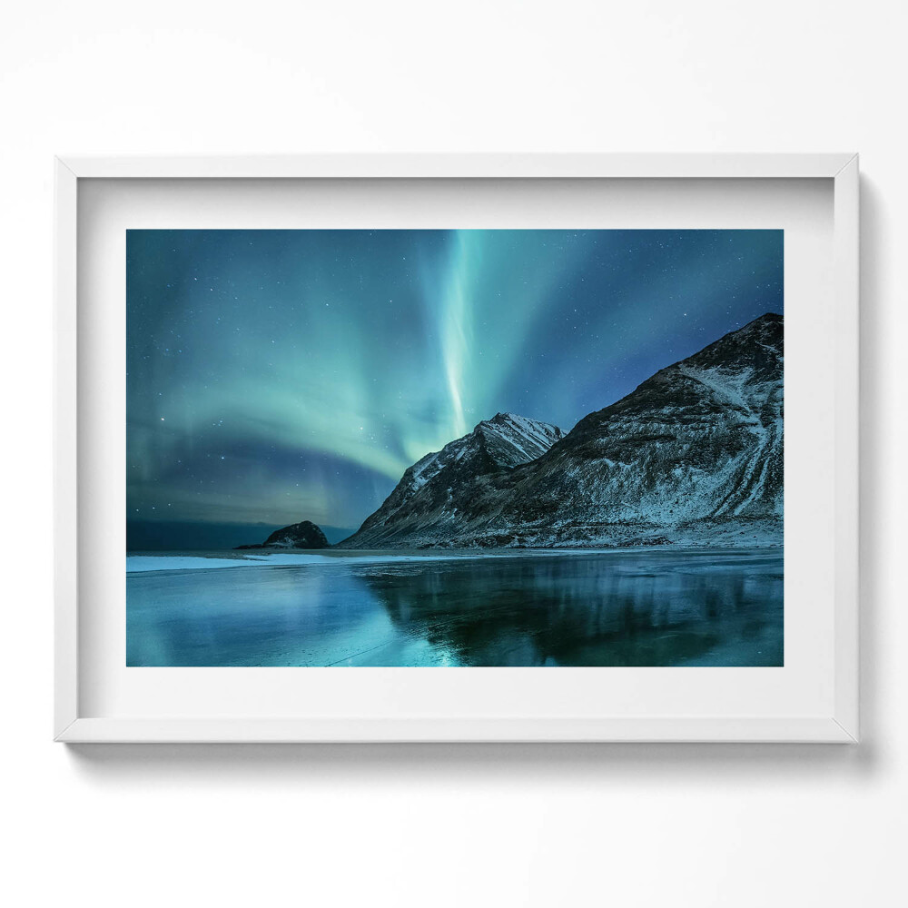 Obraz v rámu moderní Polární záře nad horami a vodou