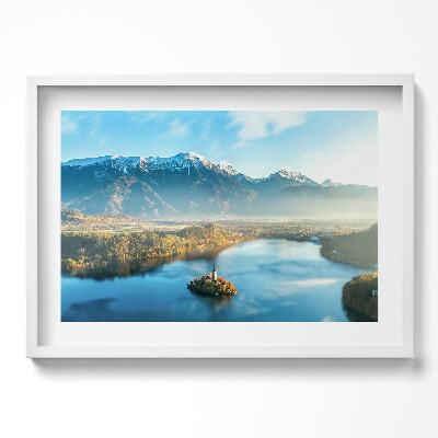 Obraz v rámu moderní Budova na jezeře v horách