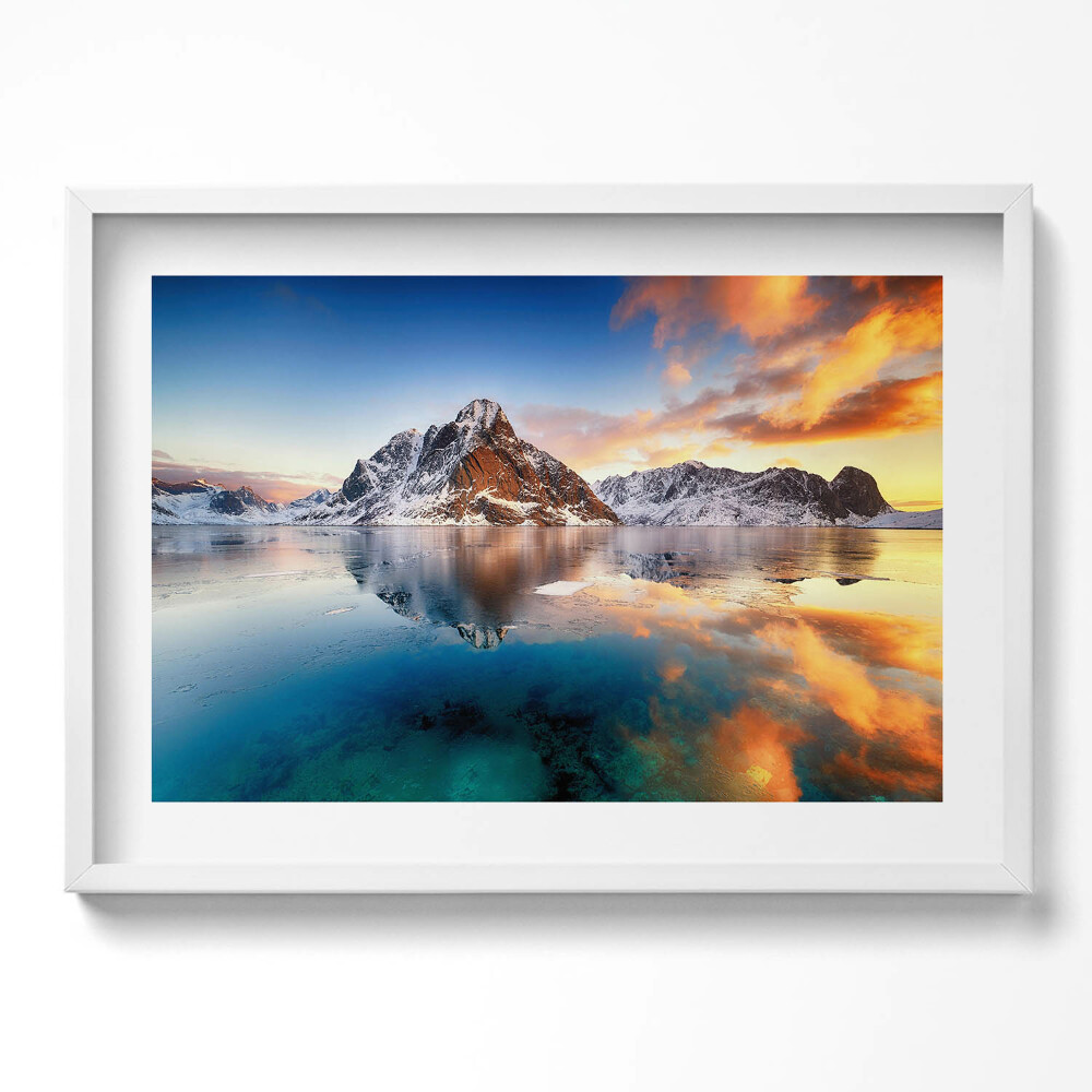 Obraz v rámu moderní Krásná krajina vody a hor ve večerních hodinách