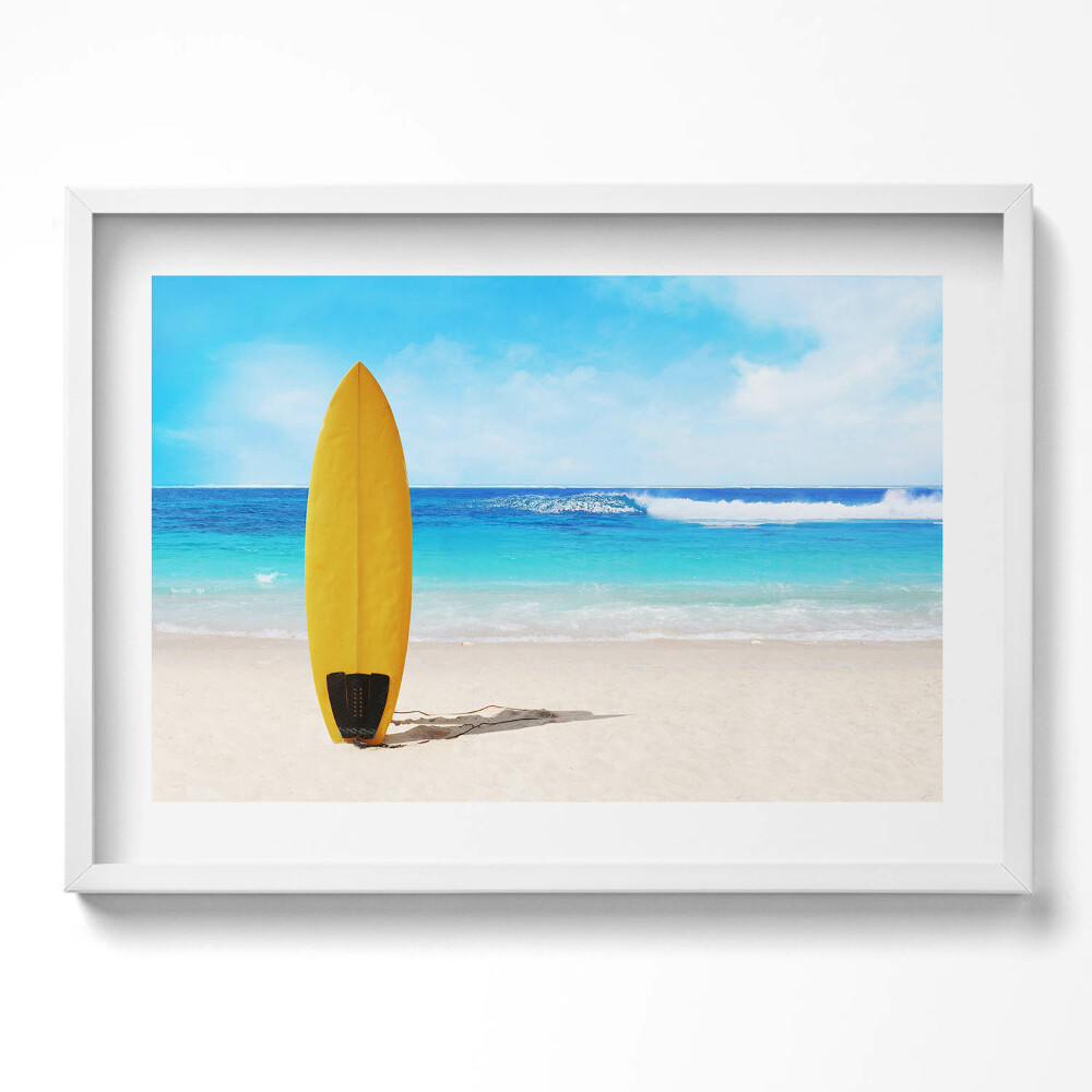 Obraz v rámu moderní Žluté surfovací prkno na pláži na pozadí moře