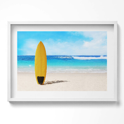 Obraz v rámu moderní Žluté surfovací prkno na pláži na pozadí moře