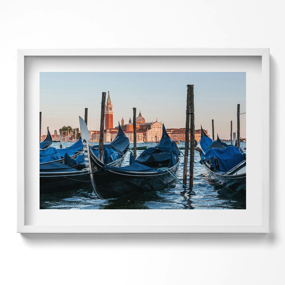 Obraz v rámu moderní Benátské gondoly na vodě, Itálie