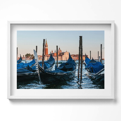 Obraz v rámu moderní Benátské gondoly na vodě, Itálie