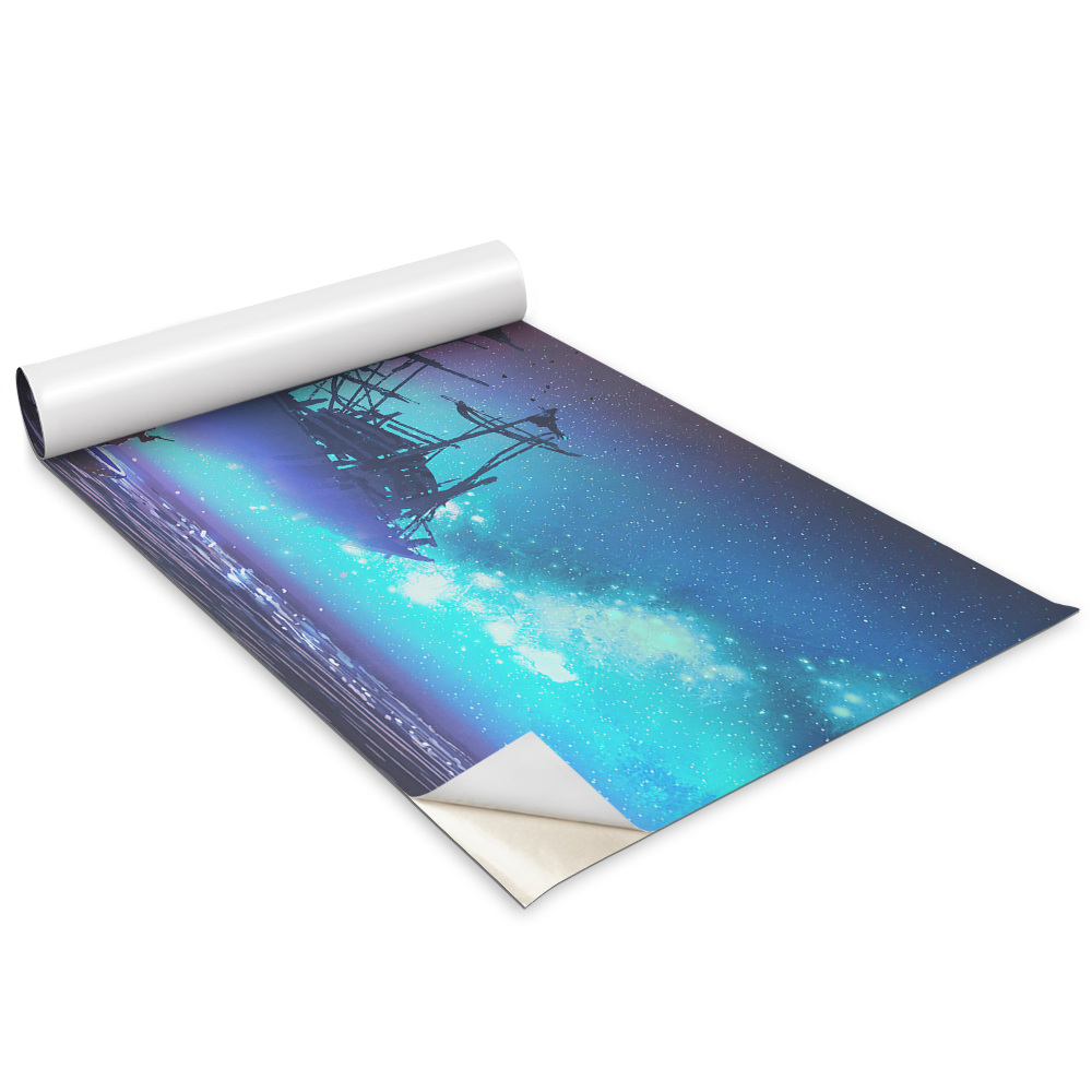 Tapeta na nábytek Dítě v loďce proti lodi