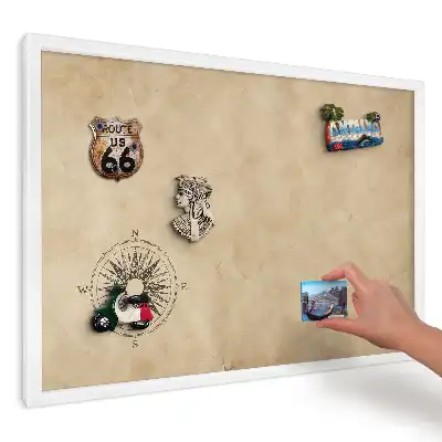 Magnetická tabule do kuchyně s motivem kompasové růžice na béžovém podkladu