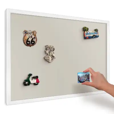Magnetická tabule do kuchyně v hladkém krémovém provedení bez vzoru