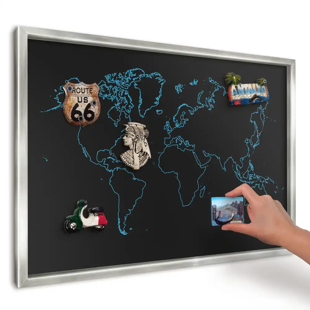 Magnetická tabule se světle modrým obrysem mapy