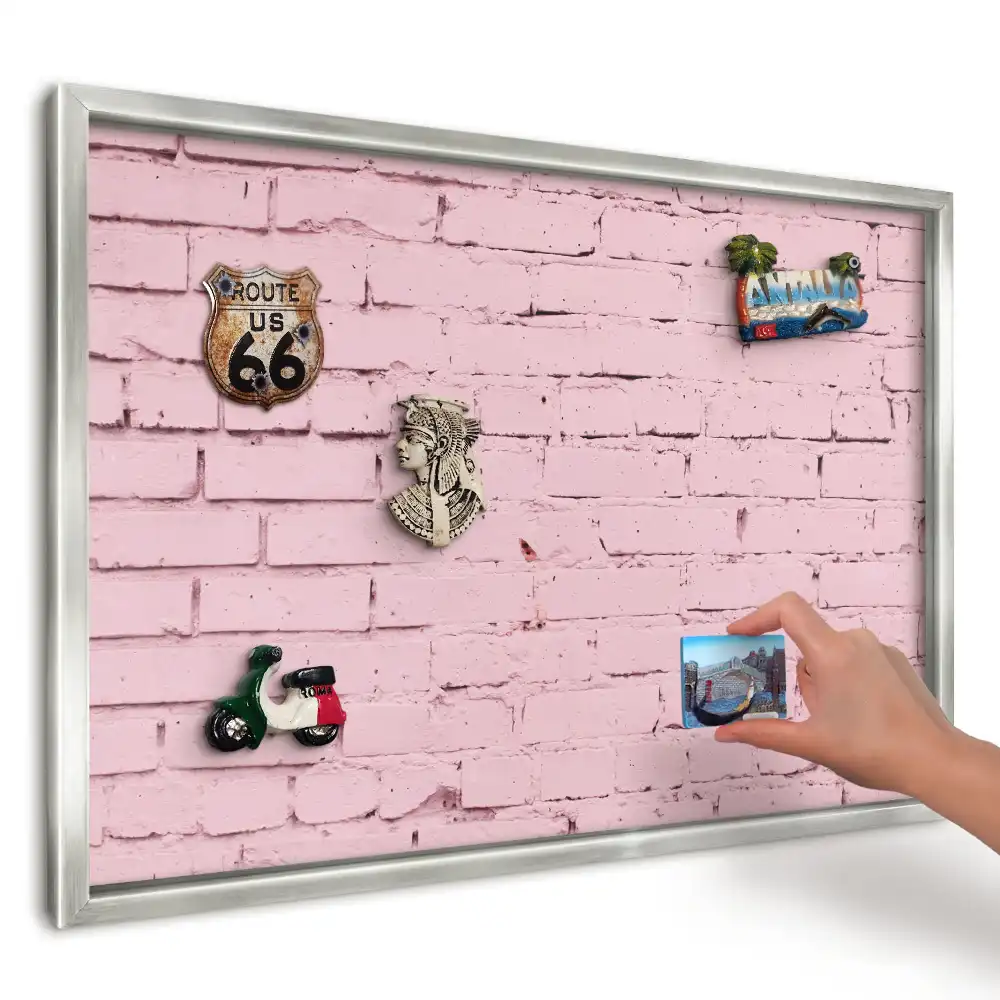 Magnetická tabule v designu růžových cihel