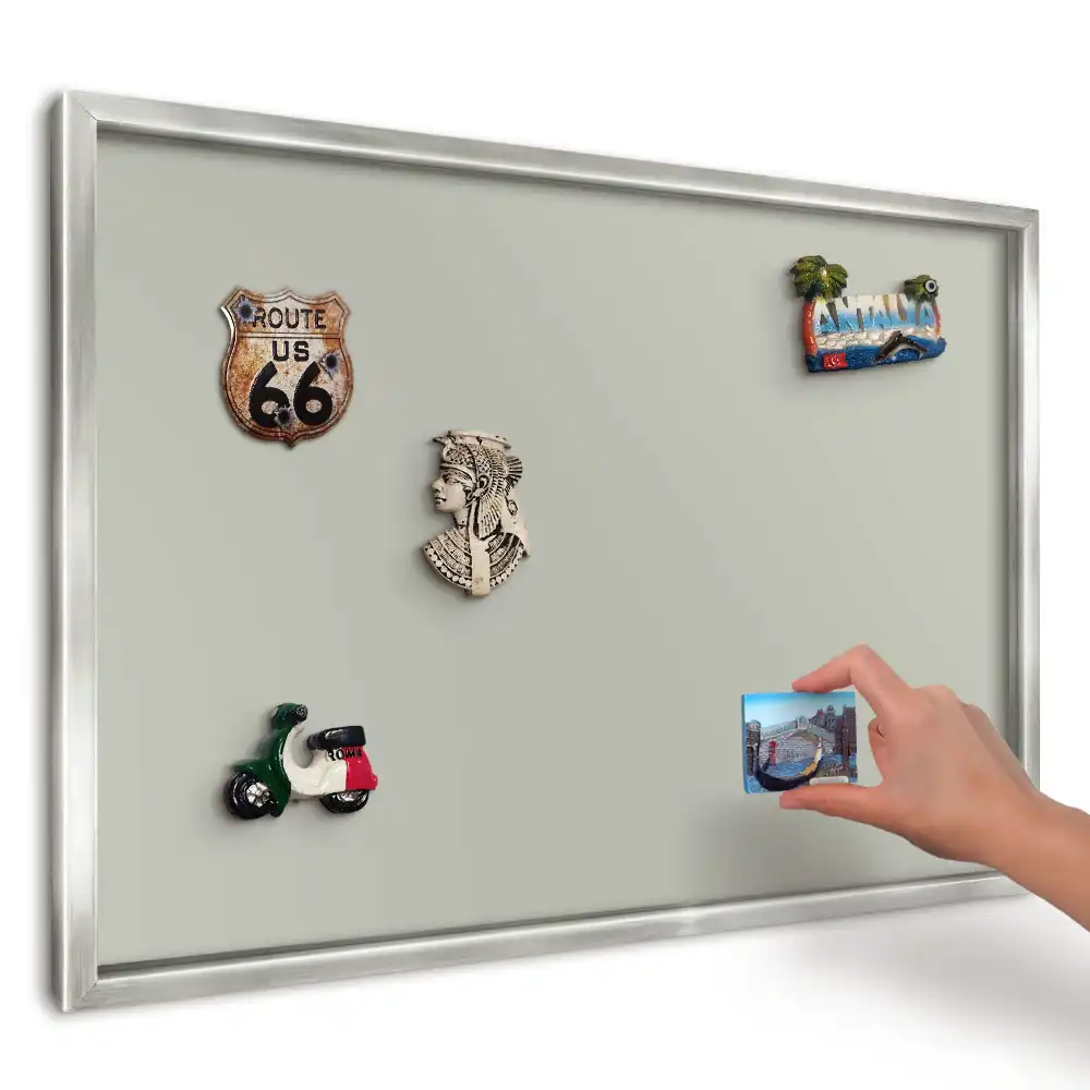 Nástěnná magnetická tabule ve světle krémovém minimalistickém provedení