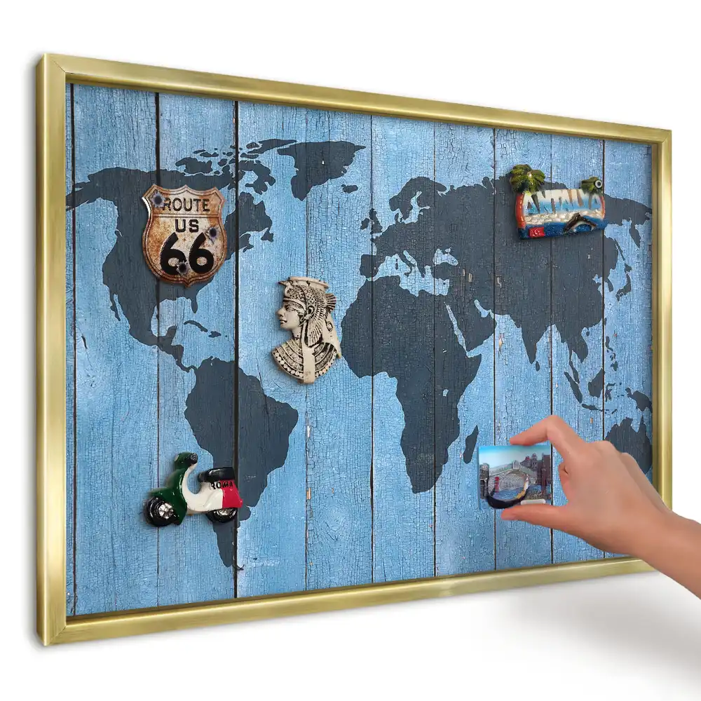 Magnetická tabule mapa světa na dřevěném pozadí