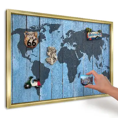 Magnetická tabule mapa světa na dřevěném pozadí