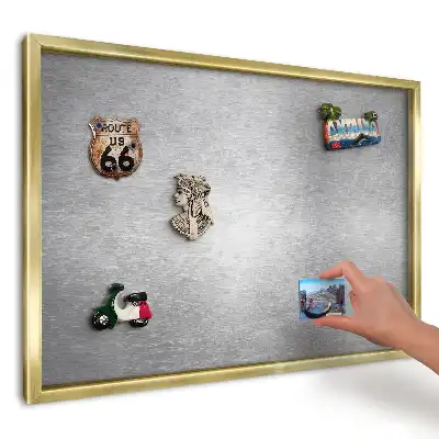 Kovová nástěnka na magnety s texturou škrábanců