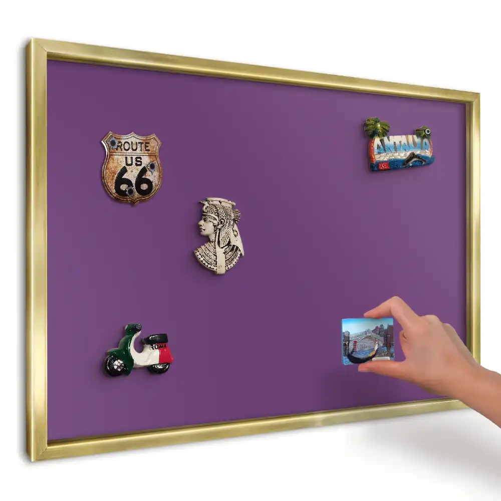 Moderní minimalistická magnetická nástěnka ve fialové barvě