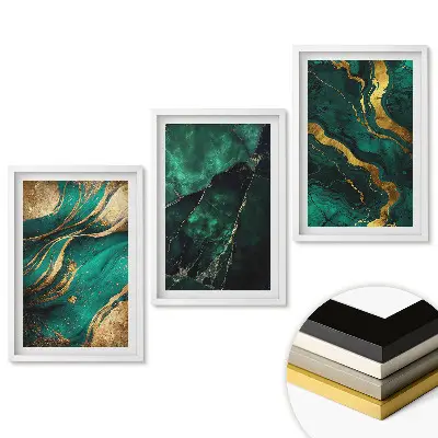 Triptych v rámu se zlatými akcenty na zeleném pozadí