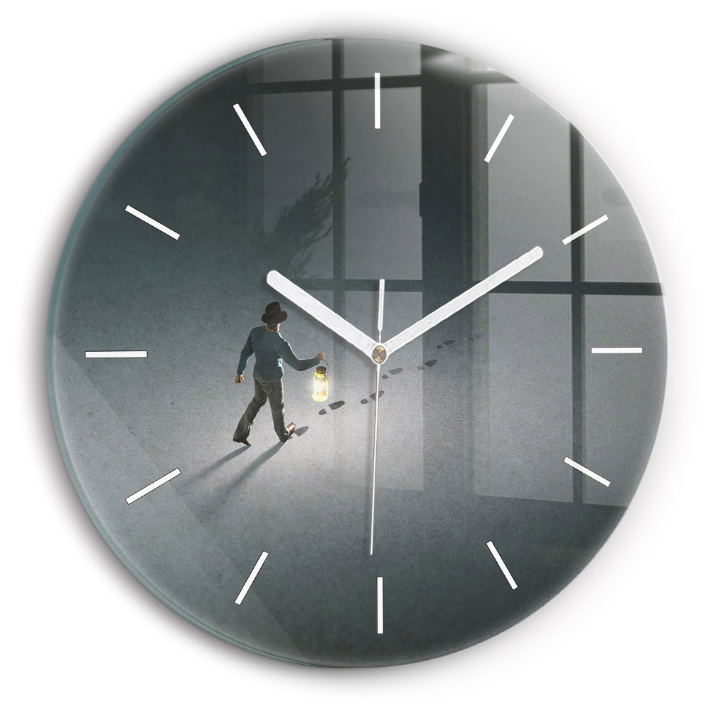 Skleněné hodiny s fotkou kulaté Poutník ve tmě